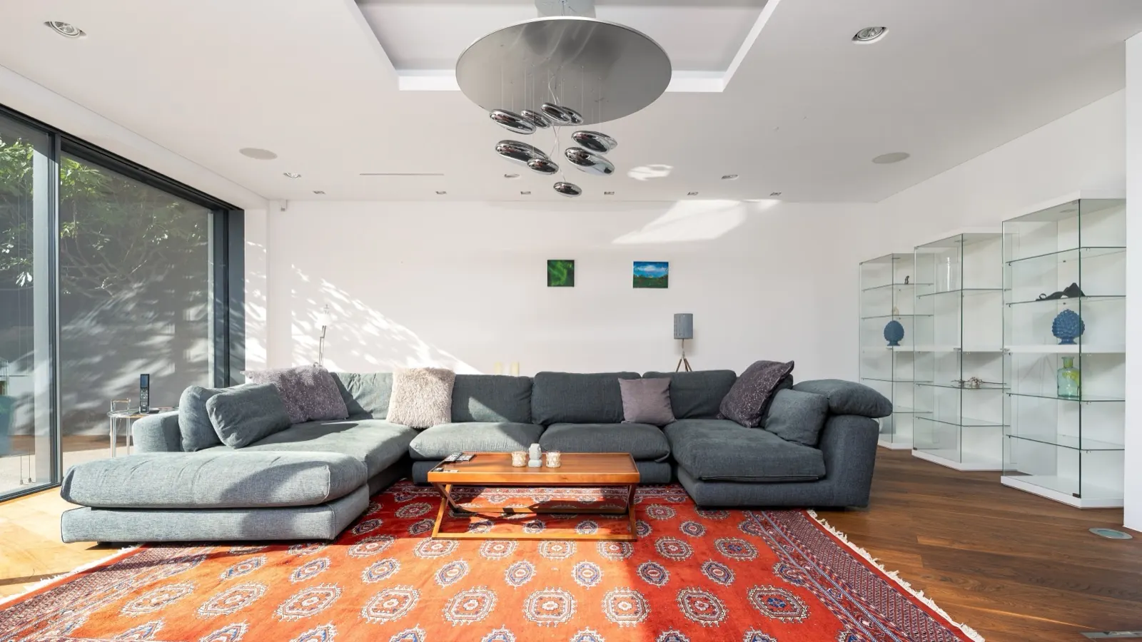 Wohnzimmer mit Sofa und rotem Teppich