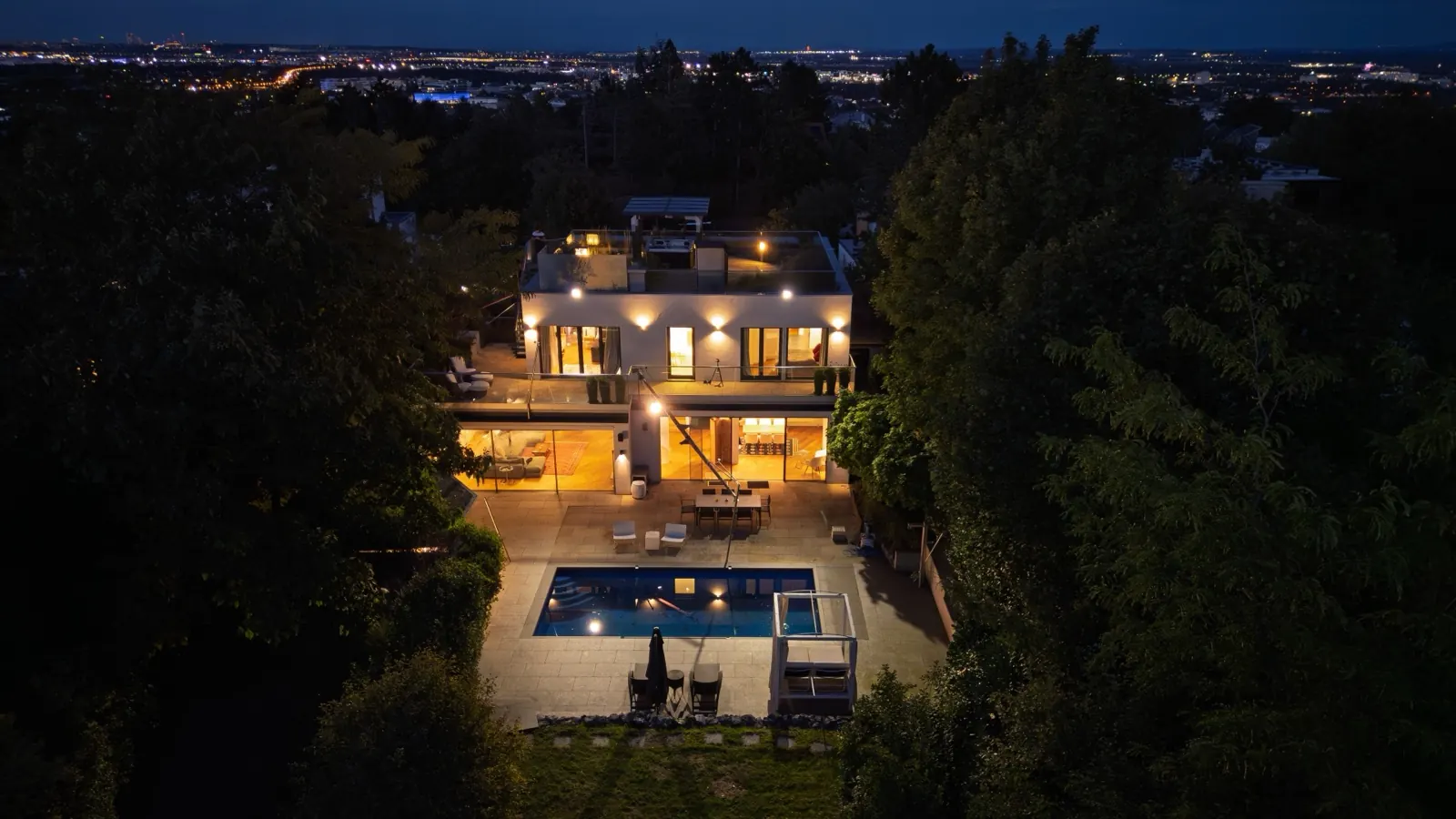 Luftaufnahme eines Hauses mit Garten