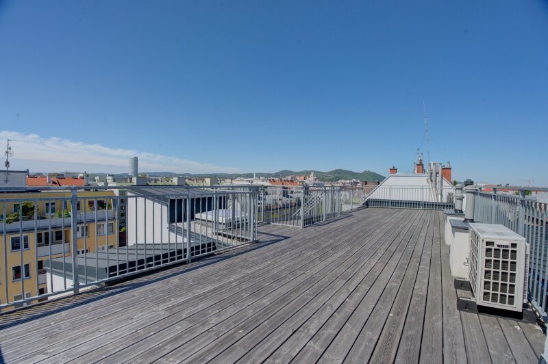 Dachterrasse über den Dächern im Projekt Mengergasse